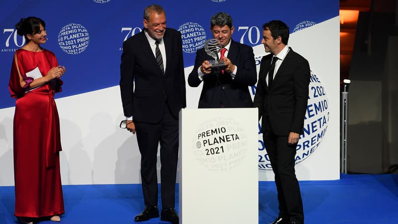 Jorge Díaz, Antonio Mercero et Agustín Martínez recevant le prix Planeta, le 15 octobre 2021