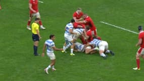 Guido Petti met un violent coup d'épaule dans la tête de Nick Tompkins lors de Galles-Argentine, Coupe du monde de rugby, 14 octobre 2023
