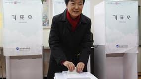 Park Geun-hye, la candidate conservatrice à la présidence de la Corée du Sud, était donnée gagnante mercredi avec 50,1% des voix à l'issue d'un scrutin à un tour, selon des sondages effectués à la sortie des urnes par trois diffuseurs. /Photo prise le 19