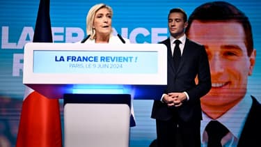 La dirigeante du RN Marine Le Pen s'adresse aux  militants alors que le président du parti Jordan Bardella écoute, à Paris, le 9 juin 2024.