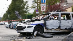 Un véhicule de police brûlé à Viry-Châtillon, le 8 octobre 2016, après qu'il ait été attaqué par un groupe d'individus 