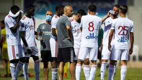 Peter Bosz avec les joueurs de l'OL lors d'un match de préparation