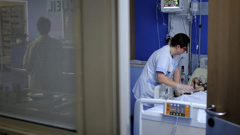 Une infirmière donne des soins à un patient dans un hôpital (photo d'illustration)