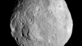 Photo de Vesta prise par la sonde Dawn. La sonde Dawn envoyée par la Nasa s'est placée samedi en orbite autour de l'astéroïde Vesta d'où elle étudiera pendant un an le deuxième plus gros objet céleste de la ceinture d'astéroïdes entre Mars et Jupiter. /Ph