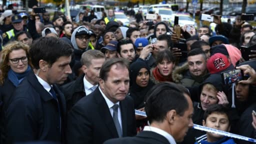 Le Premier ministre Stefan Lofven (c) à son arrivée à l'école de Trollhättan, dans le sud-ouest de la Suède, le 22 octobre 2015 Le Premier ministre Stefan Lofven (c) à son arrivée à l'école de Trollhättan, dans le sud-ouest de la Suède, le 22 octobre 2015