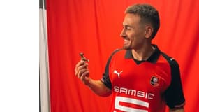 Valentin Rongier reçoit une figurine de chèvre lors de sa signature au Stade Rennais, le 21 juillet 2025