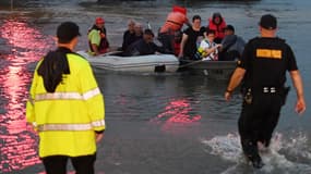 Des personnes sont secourues après le passage de l'ouragan Harvey, à Houston au Texas, le 27 août 2017