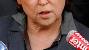 Martine Aubry a rencontré mardi les sénateurs socialistes qui refusent d'appliquer à partir de 2011 le non-cumul des mandats, dont elle a fait l'un des piliers de la rénovation du PS. /Photo prise le 28 avril 2010/REUTERS/Benoît Tessier