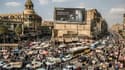 Des véhicules coincés dans un embouteillage au milieu des vendeurs ambulants dans un quartier du Caire le 22 février 2021