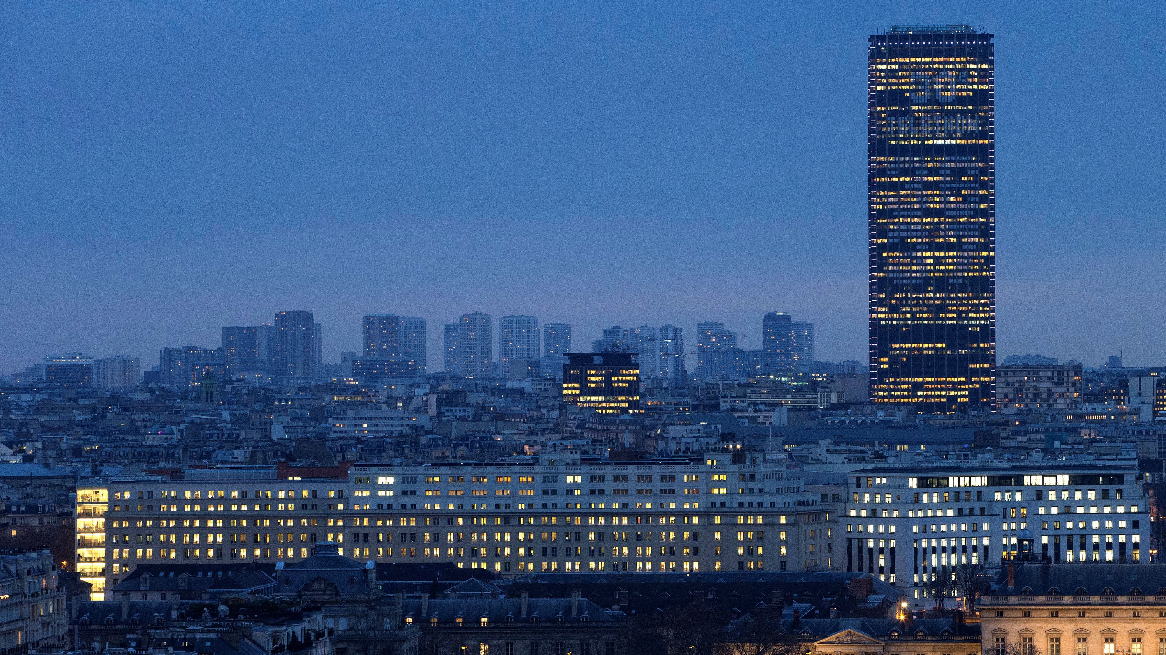 Paris: Une Patinoire Sur La Terrasse Panoramique De La Tour Montparnasse