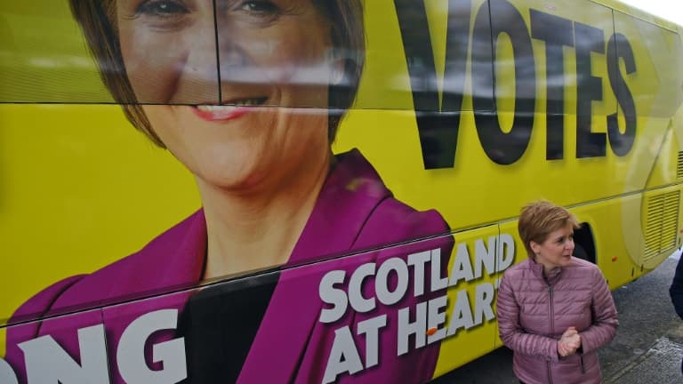 Nicola Sturgeon, Première ministre à la tête du Parti national écossais, fait campagne à Dumbarton en Ecosse le 5 mai 2021