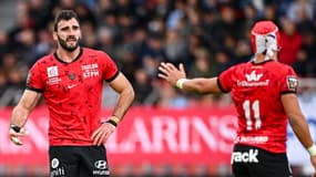 Charles Ollivon félicité par Gavin Villière pendant un match de Toulon en Top 14, octobre 2024