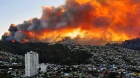Un gigantesque incendie a ravagé dès samedi soir la ville de Valparaiso, réduisant en centre 500 habitations.