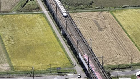 Les deux Shinkansen japonais après s'être découplés