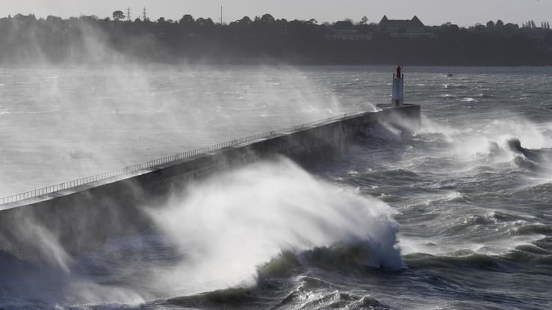 D'importantes vagues près d'un phare de Saint-Malo, le 27 décembre 2017.