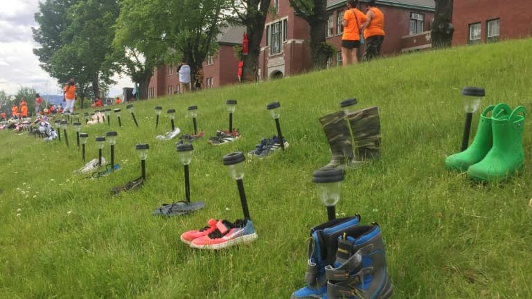 Des paires de chaussures ont été déposées le 31 mai 2021 sur le site d'un ancien pensionnat catholique de Kamloops, au Canada, où les restes de 215 écoliers autochtones ont été localisés dans une fosse commune