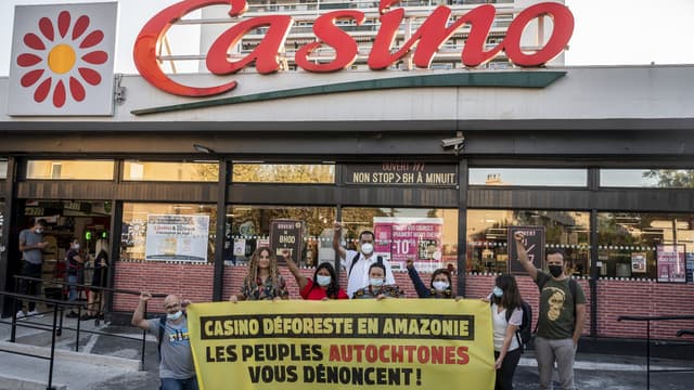 Une dizaine de militants autochtones d'Amazonie se sont rassemblés devant un supermarché marseillais du groupe Casino mardi 7 septembre 2021 pour dénoncer la déforestation en Amazonie.