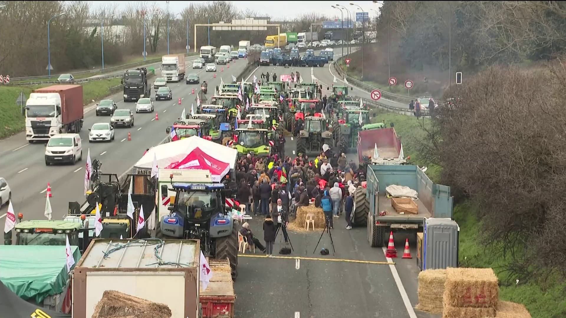 Un blocage d'agriculteurs sur l'autoroute A6 en Essonne, face aux forces de l'ordre, le 31 janvier 2024. Un blocage d'agriculteurs sur l'autoroute A6 en Essonne, face aux forces de l'ordre, le 31 janvier 2024.
