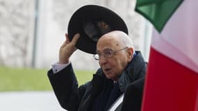 Le président italien Giorgio Napolitano a déclaré samedi qu'il resterait à son poste jusqu'au dernier jour de son mandat, balayant l'hypothèse d'une démission anticipée pour permettre la tenue rapide de nouvelles élections parlementaires. /Photo prise le