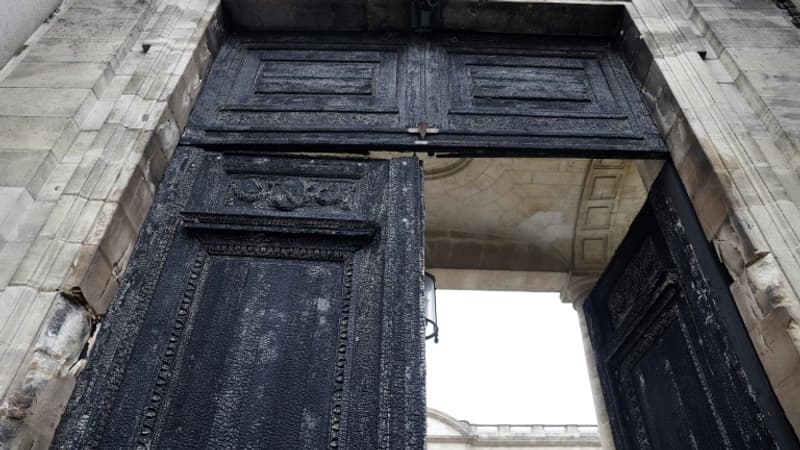 La porte brulee de la mairie de Bordeaux le 24 mars 2023 1609070