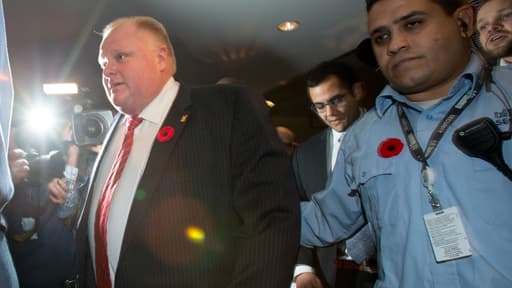 Rob Ford, au coeur des critiques depuis ses aveux sur sa consommation de drogue, a perdu lundi ses pouvoirs exécutifs.