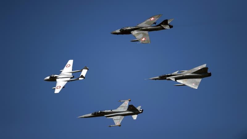 Un avion de type Hawker Hunter (en haut) lors d'une parade le 6 septembre 2014.