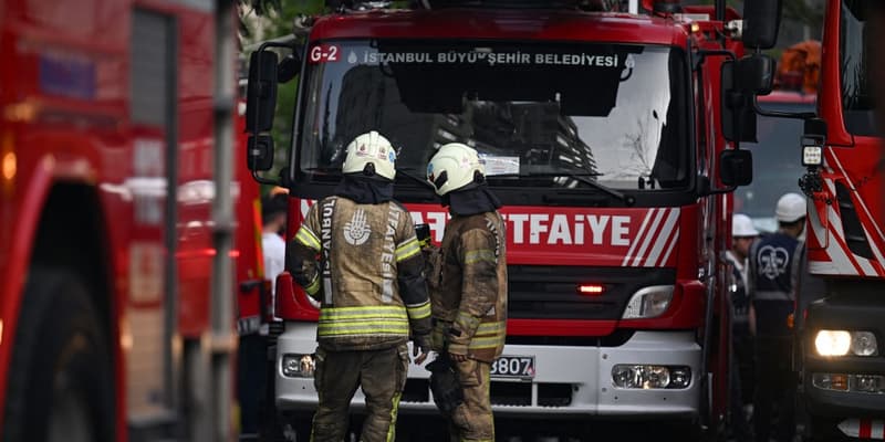 Des pompiers à Istanbul, en Turquie, intervenant sur un incendie dans un immeuble le 2 avril 2024 (illustration)