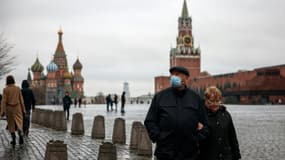 Des passants sur la Place Rouge le 28 octobre 2021 à Moscou. (PHOTO D'ILLUSTRATION)