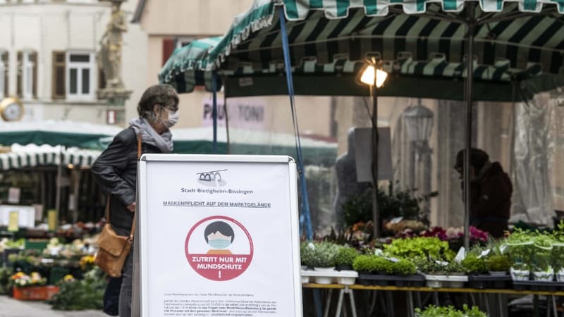 Une femme portant un masque à Bietigheim-Bissingen dans le sud de l'Allemagne.