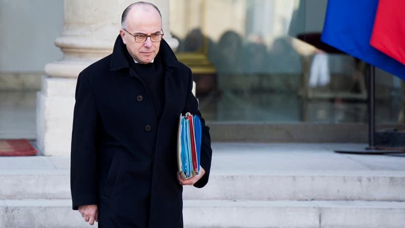 Bernard Cazeneuve, ici sortant de l'Elysée le 11 février 2015, se rend au Danemark après la fusillade de Copenhague.