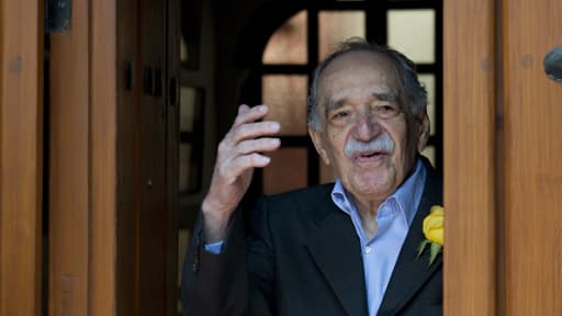 Gabriel Garcia Marquez, le 6 mars 2014, salue depuis la porte de sa maison à Mexico, à l'occasion de son 87e anniversaire.