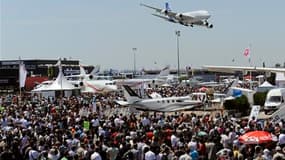 Décollage d'un Airbus A380 au salon du Bourget. Le 49e salon aéronautique du Bourget, qui ferme ses portes ce dimanche, a multiplié les records cette semaine, avec une fréquentation totale estimée à près de 350.000 visiteurs, tandis qu'Airbus EADS a engra