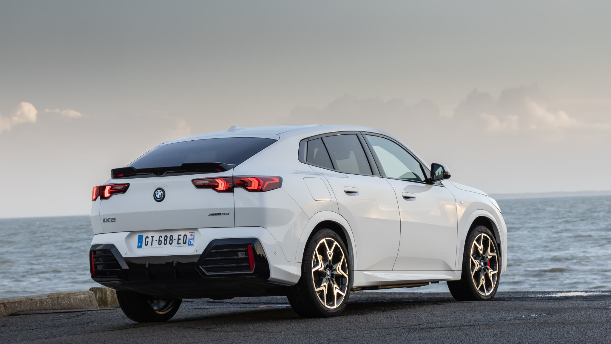 Le BMW iX2 propose deux motorisations différentes. Le BMW iX2 propose deux motorisations différentes.