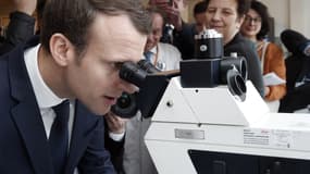 Emmanuel Macron en visite à l'Institut Curie sur le thème de l'intelligence artificielle.