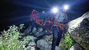 Les secouristes du PGHM ont transporté à pied pendant près de quatre heures une victime, faut d'hélicoptère disponible.