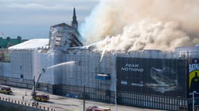 Des panaches de fumée s'échappent de la flèche du dragon du bâtiment de la Bourse en feu dans le centre de Copenhague, au Danemark, le 16 avril 2024.