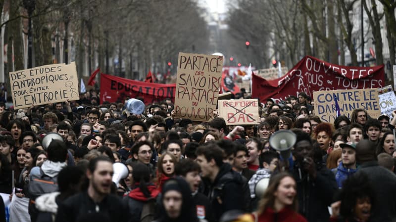 Des étudiants manifestent contre les réformes du gouvernement, le 22 mars 2018 à Paris.