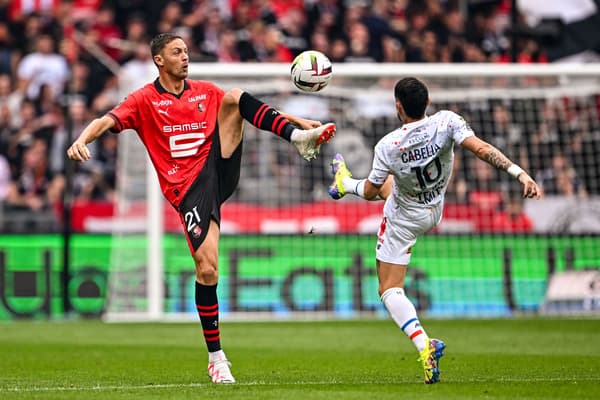 Le Rennais Nemanja Matic à la bagarre avec le Lillois Remy Cabella au Roahzon Park le 16 septembre 2023 Le Rennais Nemanja Matic à la bagarre avec le Lillois Remy Cabella au Roahzon Park le 16 septembre 2023