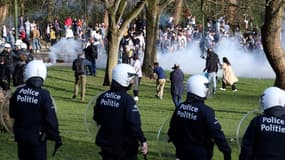 Des policiers déployés à Bruxelles pour réprimer un rassemblement interdit en raison de la pandémie, le 1er avril 2021