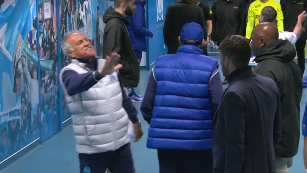 Ghislain Printant se chauffe avec le banc niçois dans le tunnel du Vélodrome, à la pause du match entre l'OM et Nice, le 24 avril 2024.