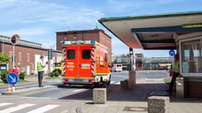 Une ambulance arrive sur les lieux de l'explosion, dans le complexe chimique de Krefeld