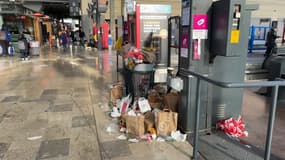 Les agents de nettoyage sont à l'arrêt à la gare Saint-Charles de Marseille, après l'agression de l'un des leurs le 17 février 2023. 