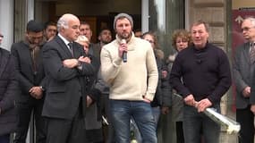 Adriani Vastine (pull blanc) le frère d'Alexis et son père Alain (à droite) lors de l'hommage rendu à Pont-Audemer dans l'Eure mardi soir