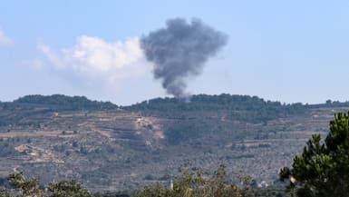 Une photo prise dans le village frontalier de Tayr Harfa, dans le sud du Liban, montre de la fumée s'élevant d'une colline près du village d'Al-Bustan après une frappe israélienne, le 3 novembre 2023;