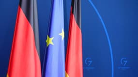 Image d'illustration - Deux drapeaux allemands entourent un drapeau européen.
