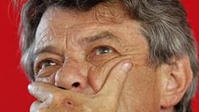 Le désistement de Jean-Louis Borloo de la course à la présidentielle n'est pas forcément une aubaine pour Nicolas Sarkozy, qui ne semble plus en mesure de susciter une dynamique gagnante de premier tour comme en 2007. /Photo prise le 2 septembre 2011/REUT