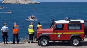 Des pompiers observent des bateaux de recherche dans les calanques marseillaises (Mai 2015)