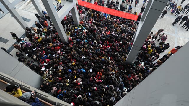 Des centaines d'étudiants chinois se pressent chaque année pour passer les concours d'entrée des universités du pays.