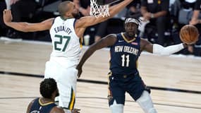 Rudy Gobert essaie de contrer Jrue Holiday