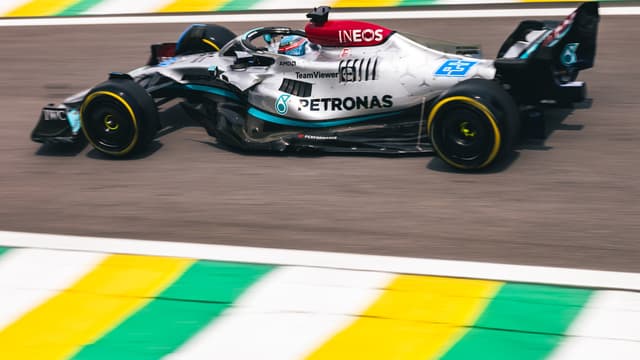 George Russell et sa Mercedes sur le circuit du Grand Prix du Brésil, le 12 novembre 2022